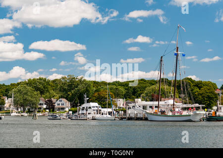 Vista del Mystic Seaport con barche e case, Connecticut Foto Stock