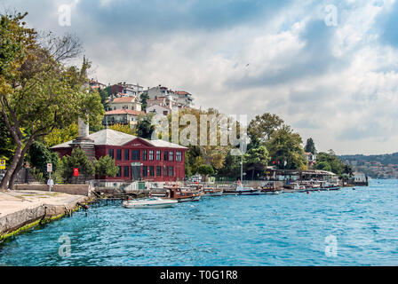 Istanbul, Turchia, 20 agosto 2016: Waterside Mosque al Bosforo. Foto Stock