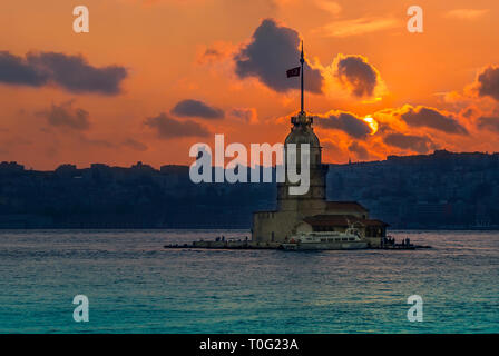 Istanbul, Turchia, 28 Giugno 2016: Maiden's Tower e il tramonto di Istanbul Foto Stock