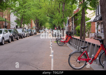 Washington, DC, Stati Uniti d'America -- Maggio 6, 2018. Foto di un tranquillo viale alberato quartiere street nella sezione di Georgetown a Washington, DC. Foto Stock