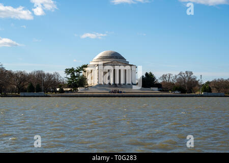 Washington, DC, Stati Uniti d'America -- Maggio 6, 2018. Una foto del Jefferson Memorial attraverso il bacino di marea in un giorno d'inverno. Foto Stock