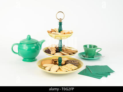 Tre Tier Mid-Century moderno piatto di portata con vetri giallo piastre in bachelite verde stelo anello di ottone maniglia per dessert tè pentola caraffa di caffè Foto Stock
