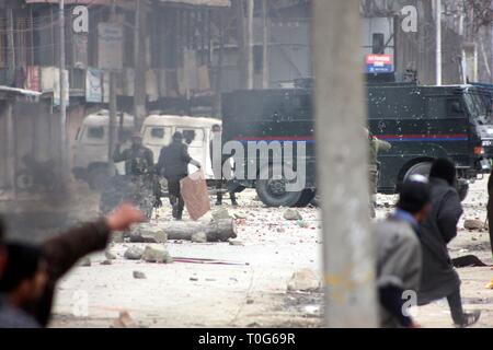 Pulwama, India. Xix Mar, 2019. Manifestanti durante gli scontri con la polizia e personale di paramilitari contro la pena di morte di Rizwan Pandit, a Awantipora in Kashmir a sud del distretto di Pulwama, circa 28 chilometri da Srinagar. Rizwan, un insegnante della scuola, è stato arrestato dalla polizia dalla sua residenza di due giorni indietro e morì in custodia della polizia. Credito: Muneeb Ul Islam/Pacific Press/Alamy Live News Foto Stock