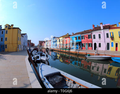 Case colorate di Isola di Burano una piccola isola vicino a Venezia in Italia Foto Stock