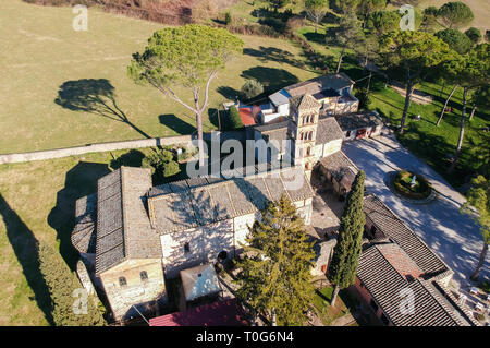 Santuario di Vescovio (Lazio, Italia). La chiesa e il campanile a torre in Sabina. Vista aerea Foto Stock