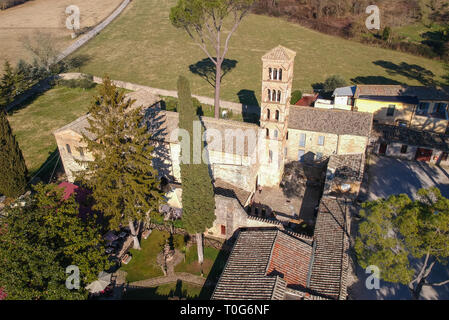 Santuario di Vescovio (Lazio, Italia). La chiesa e il campanile a torre in Sabina. Vista aerea Foto Stock