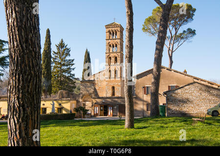 Santuario di Vescovio (Lazio, Italia). La chiesa e il campanile a torre in Sabina. Foto Stock