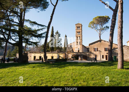 Santuario di Vescovio (Lazio, Italia). La chiesa e il campanile a torre in Sabina. Foto Stock