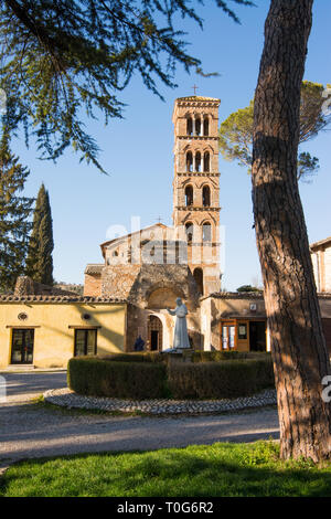 Santuario di Vescovio (Lazio, Italia). La chiesa e il campanile a torre in Sabina. Foto Stock