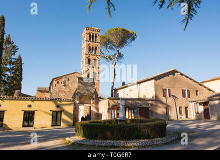 Santuario di Vescovio (Lazio, Italia). La chiesa e il campanile a torre in Sabina. Foto Stock