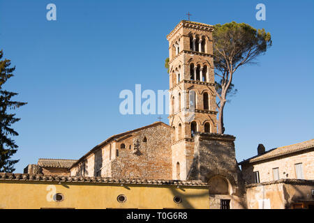 Santuario di Vescovio (Lazio, Italia). La chiesa e il campanile a torre in Sabina. Foto Stock