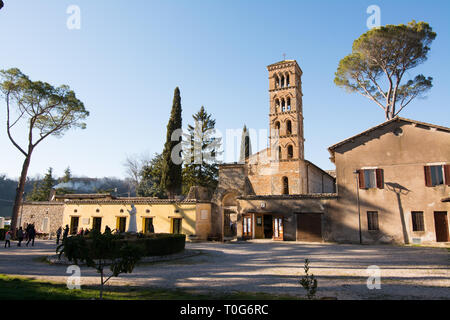 Santuario di Vescovio (Lazio, Italia). La chiesa e il campanile a torre in Sabina. Foto Stock