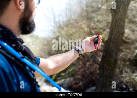 Uomo in possesso di una piccola bussola close up Foto Stock