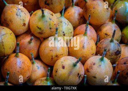 Grenadilla frutti tropicali su un mercato degli agricoltori Foto Stock