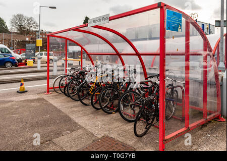 Moto in un portabiciclette a Stazione di Coventry, Coventry, West Midlands, Regno Unito. Foto Stock