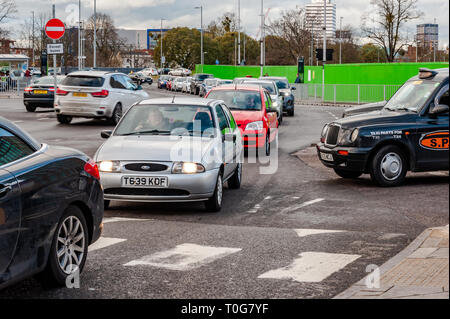 Auto e taxi in ora di punta alla Stazione di Coventry, Coventry, West Midlands, Regno Unito. Foto Stock