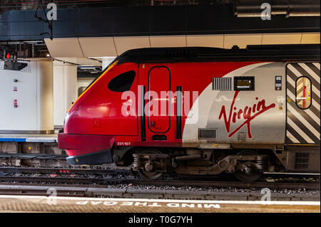 Treno attende di partenza presso la stazione ferroviaria Birmingham New Street, Birmingham, West Midlands, Regno Unito. Foto Stock