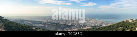 Panorama della skyline di Beirut, da Meitn in Libano. Achrafieh edifici e la porta Mafaa appaiono sulla riva del Mediterraneo. Foto Stock