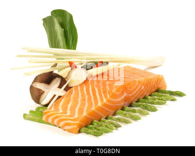 Salmone - Filetto di pesce con asparagi su sfondo bianco Foto Stock