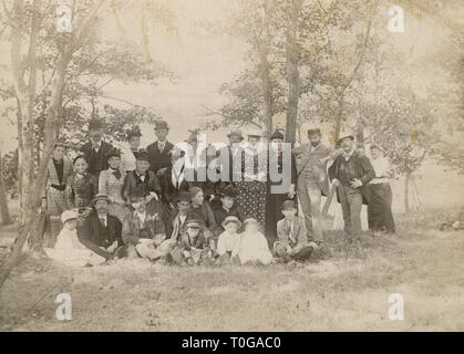 Antique c1880 fotografia, gruppo di uomini, donne e bambini al di fuori. Fonte: fotografia originale Foto Stock