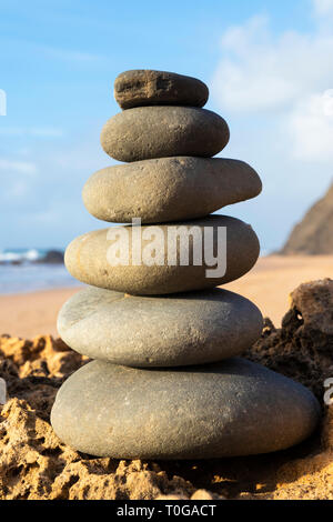 Pila di ciottoli pile di pietra equilibrante sulla spiaggia di Algarve Portogallo Europa UE Foto Stock