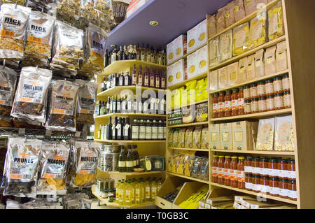 Display di vari pasta e vasetti di sugo per la pasta sul display in un negozio specializzato. Foto Stock