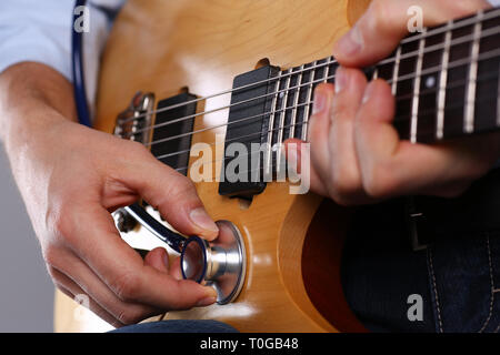 Bracci maschio tenere testa stetoscopio la diagnosi di chitarra Foto Stock