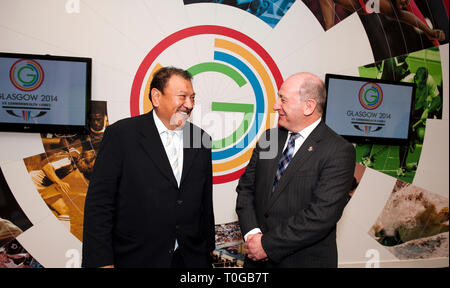 Libero uso primo presidente dei Giochi del Commonwealth Federation Principe Imran visite Glasgow 2014 sede. Il principe Imran con Michael Cavanagh. Le Foto Stock