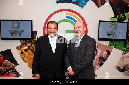 Libero uso primo presidente dei Giochi del Commonwealth Federation Principe Imran visite Glasgow 2014 sede. Il principe Imran con Michael Cavanagh. Le Foto Stock