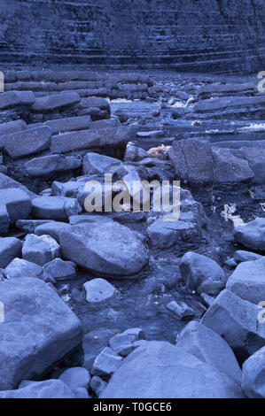 Immagini a infrarossi del esposto strati di roccia lungo la foreshore sul Canale di Bristol costa a Kilve nel Somerset REGNO UNITO a bassa marea Foto Stock