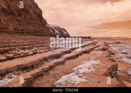 Immagini a infrarossi del esposto strati di roccia lungo la foreshore sul Canale di Bristol costa a Kilve nel Somerset REGNO UNITO a bassa marea Foto Stock