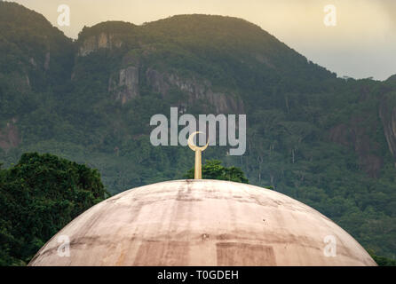 Dettaglio di una moschea cupola con una luna dorata sulla sommità in victoria Seychelles. Foto Stock