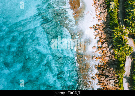 Foto aerea di bizzarro paradiso spiaggia tropicale Anse Bazarca all'Isola di Mahe e le Seicelle. La vacanza estiva, viaggi e concetto di stile di vita Foto Stock