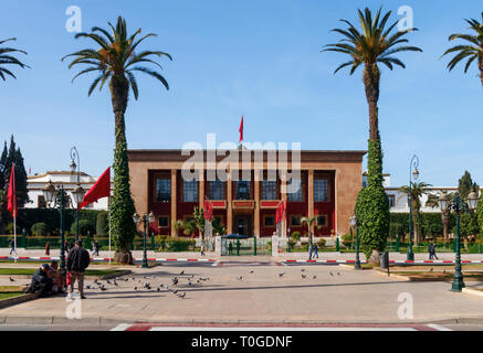 Avenue Mohammed V con la Casa dei Rappresentanti edificio sotto un cielo blu, Rabat, Marocco. Foto Stock