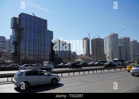 Istanbul, Turchia - 17 Marzo 2019 : Etstur edificio con altri grattacieli e costruzioni presso il Kadikoy, Merdivenkoy Distretto, Foto Stock