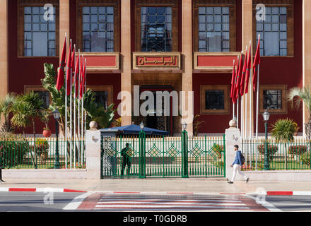 Avenue Mohammed V con la facciata della casa dei rappresentanti la costruzione su una giornata di sole, Rabat, Marocco. Foto Stock