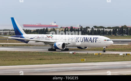 ISTANBUL, Turchia - 30 settembre 2018: Kuwait Airlines Boeing 777-369ER (CN) 62568 decolla dall'aeroporto Istanbul Ataturk. Kuwait Airways ha 27 flotta Foto Stock