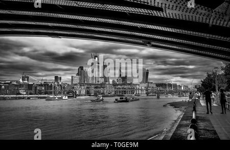 Londra, Inghilterra, ago 2018, vista dalla City of London Corporation da Under Blackfriars Bridge sulla South Bank del Tamigi Foto Stock