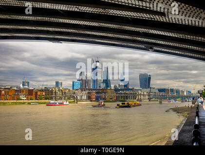 Londra, Inghilterra, ago 2018, vista della città di Londra da Under Blackfriars Bridge sulla South Bank del Tamigi, Regno Unito Foto Stock