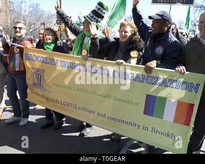 Primo gruppo LGBTQ a marzo sotto la propria bandiera nel quarantaquattresimo storia della Irish American giorno/Brooklyn per il giorno di San Patrizio parata del 3/17/19. Foto Stock