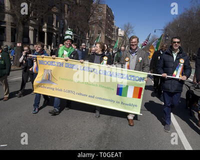 Primo gruppo LGBTQ a marzo sotto la propria bandiera nel quarantaquattresimo storia della Irish American giorno/Brooklyn per il giorno di San Patrizio parata del 3/17/19. Foto Stock