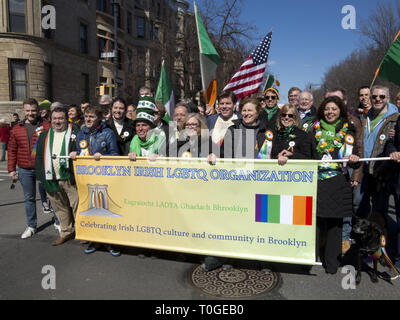 Primo gruppo LGBTQ a marzo sotto la propria bandiera nel quarantaquattresimo storia della Irish American giorno/Brooklyn per il giorno di San Patrizio parata del 3/17/19. Foto Stock