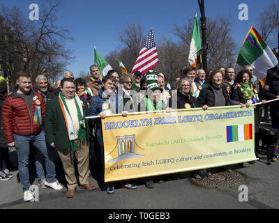 Primo gruppo LGBTQ a marzo sotto la propria bandiera nel quarantaquattresimo storia della Irish American giorno/Brooklyn per il giorno di San Patrizio parata del 3/17/19. Foto Stock