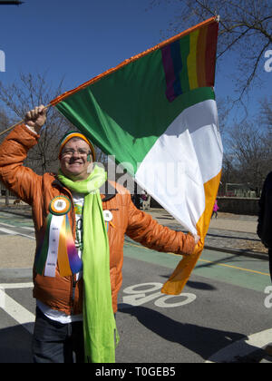 Primo gruppo LGBTQ a marzo sotto la propria bandiera nel quarantaquattresimo storia della Irish American giorno/Brooklyn per il giorno di San Patrizio parata del 3/17/19. Foto Stock