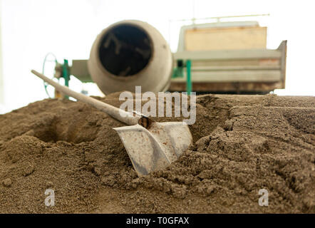 Industrial Cement mixer macchinari in cantiere. Foto Stock