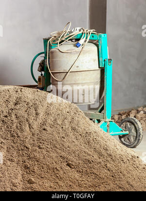 Industrial Cement mixer macchinari in cantiere. Foto Stock