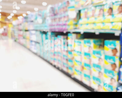 Kid dipartimento di riga nel supermercato blur sullo sfondo Foto Stock