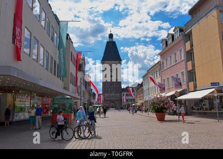 Vista la Altpoertel - Porta Vecchia in Speyer, Germania Foto Stock