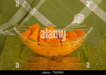 Fette di mango in un recipiente di vetro. Foto Stock