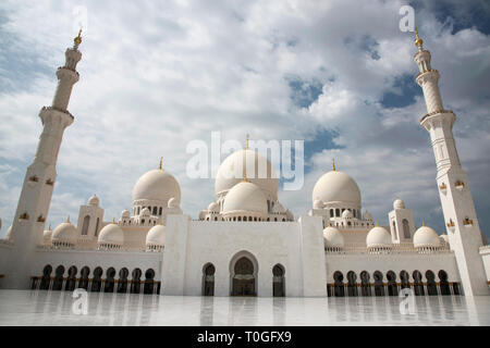 Sheikh Zayed grande moschea facciata, Abu Dhabi, negli Emirati Arabi Uniti. Più grande moschea del paese è la chiave del luogo di culto per la preghiera quotidiana. Foto Stock